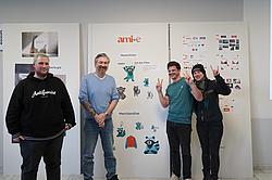 Projektteam präsentiert Maskottchen-Entwürfe und Merchandise-Ideen im Rahmen der Markenentwicklung.