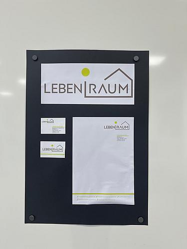 Darstellung eines Logos sowie Briefpapier und Visitenkarten im Corporate Design von „Leben.Raum“.