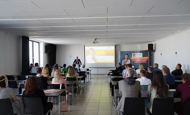 Alle Teilnehmenden bei der Begrüßung im Raum La Terrazza der Eckert Schulen beim FachForum 2025