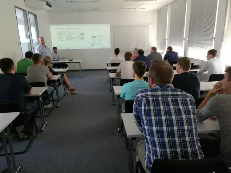 Martin Romminger und Franz Gabelsberger von der Krones AG stellen den angehenden Industriemeistern IHK der Eckert Schulen Düsseldorf die vielversprechende Karrieremöglichkeiten in einem Weltkonzern vor. Martin Romminger und Franz Gabelsberger von der Krones AG stellen den angehenden Industriemeistern IHK der Eckert Schulen Düsseldorf die vielversprechende Karrieremöglichkeiten in einem Weltkonzern vor.