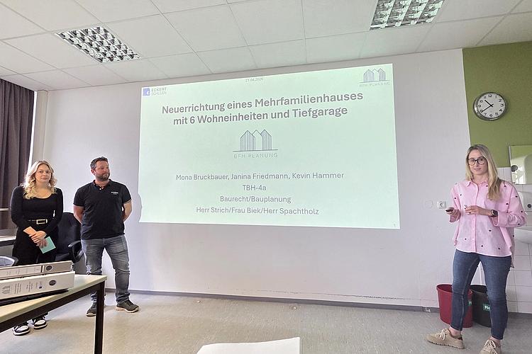 Einblicke in die Projektarbeiten angehender Bautechniker mit Präsentationen, Planzeichnungen und Visualisierungen verschiedener Bauvorhaben.