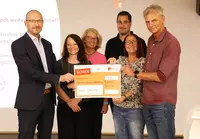 Vertreterinnen des Berufsförderungswerks Eckert halten einen Spendenscheck über 1.000 Euro in den Händen.