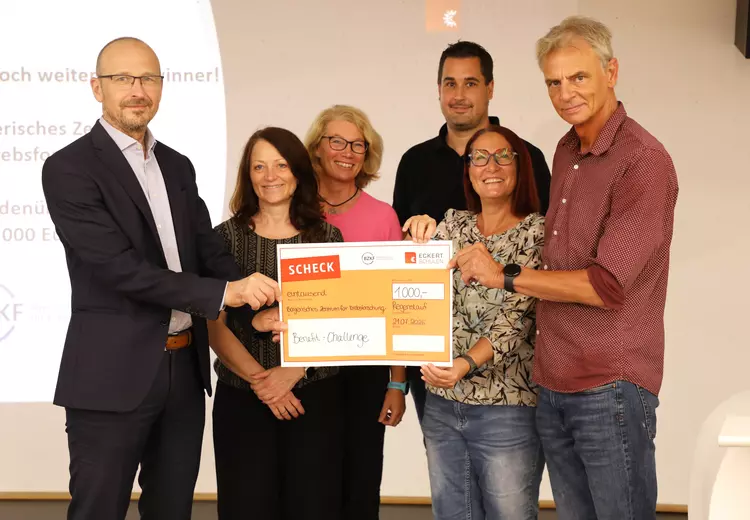Vertreterinnen des Berufsförderungswerks Eckert halten einen Spendenscheck über 1.000 Euro in den Händen.