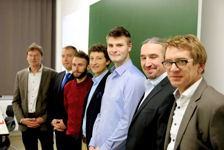 Das Projektteam und seine Betreuer v.l.n.r. Hubert Döllinger, Norman Hauser, Tobias Sporrer, Stefan Mies und Kevin Höppner, sowie Ulrich Hafner und Matthias Grode von Grode Engineering.