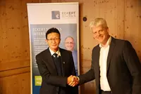 Markus Johannes Zimmermann (rechts im Bild), Geschäftsführer der Dr. Eckert Akademie, unterzeichnete eine Absichtserklärung als Basis für weitere gemeinsame Projekte mit dem Henan Polytechnic Institute. Markus Johannes Zimmermann (rechts im Bild), Geschäftsführer der Dr. Eckert Akademie, unterzeichnete eine Absichtserklärung als Basis für weitere gemeinsame Projekte mit dem Henan Polytechnic Institute.