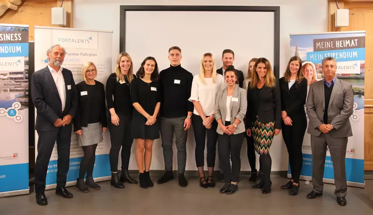 Die neuen FORTALENTS-Stipendiaten im Kreis der Förderer. Das Bild zeigt die Studierenden mit Gottfried Steger, stellvertretender Vorstandsvorsitzender der Eckert Schulen (links), Monir Debbagh, Mitglied des Vorstands der Götz-Management-Holding AG (re.) s Die neuen FORTALENTS-Stipendiaten im Kreis der Förderer. Das Bild zeigt die Studierenden mit Gottfried Steger, stellvertretender Vorstandsvorsitzender der Eckert Schulen (links), Monir Debbagh, Mitglied des Vorstands der Götz-Management-Holding AG (re.) sowie Mitgliedern des Auswahlgremiums.