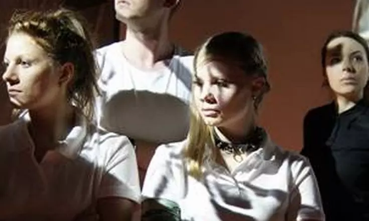 Eindrucksvoll zeigen die Schauspieler der Akademie für Darstellende Kunst Bayern in Regensburg, wie schnell eine funktionierende Gemeinschaft in Diskriminierung und Gewalt ausarten kann. Damit faszinierten sie die Hotelbetriebswirte der Eckert Schulen. Bi Eindrucksvoll zeigen die Schauspieler der Akademie für Darstellende Kunst Bayern in Regensburg, wie schnell eine funktionierende Gemeinschaft in Diskriminierung und Gewalt ausarten kann. Damit faszinierten sie die Hotelbetriebswirte der Eckert Schulen. Bildquelle: http://www.mittelbayerische.de/kultur/faschisten-sind-wir-doch-alle-21852-art1130746.html