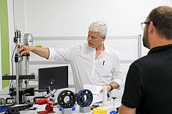 Studierende der Maschinenbautechnik arbeiten während der HOP-Woche 2026 gemeinsam an praxisnahen technischen Projekten.