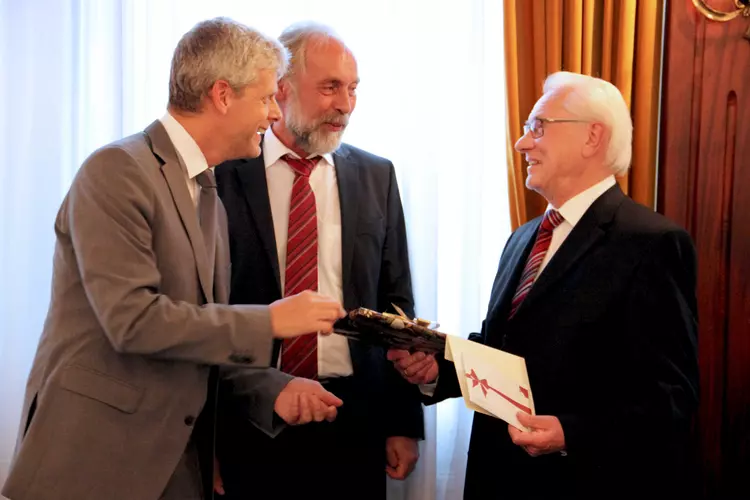 (V.l.n.r.) Markus Johannes Zimmermann – Geschäftsführer der Dr. Eckert Akademie – und Gottfried Steger – stellvertretender Vorstandsvorsitzender der Eckert Schulen – danken Walter Wendl für seinen unermüdlichen Einsatz und sein beispielloses Engagement in (V.l.n.r.) Markus Johannes Zimmermann – Geschäftsführer der Dr. Eckert Akademie – und Gottfried Steger – stellvertretender Vorstandsvorsitzender der Eckert Schulen – danken Walter Wendl für seinen unermüdlichen Einsatz und sein beispielloses Engagement in den letzten 50 Jahren. Im stolzen Alter von 80 Jahren geht der Studienleiter nun in den wohlverdienten Ruhestand.