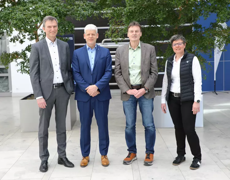 Markus Tischer (International Operations and Services), Markus Johannes Zimmermann (Geschäftsbereichs- und Schulleitung), Hubert Döllinger (Fachbereichsleitung Elektro) und Birgit Hahn (Central Field Service und Krones Academy). Foto: Anna Schauer/Eckert Schulen