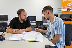 Studierende der Maschinenbautechnik arbeiten während der HOP-Woche 2026 gemeinsam an praxisnahen technischen Projekten.