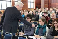 Deutschlands „Bewerbungspapst“, der Diplom-Psychologe Jürgen Hesse, referierte vor mehren Hundert künftigen Absolventen der Eckert Schulen, Bayerns größtem privaten Weiterbildungsanbieter mit Sitz in Regenstauf in der Oberpfalz. Foto: obx-news/Eckert Schulen