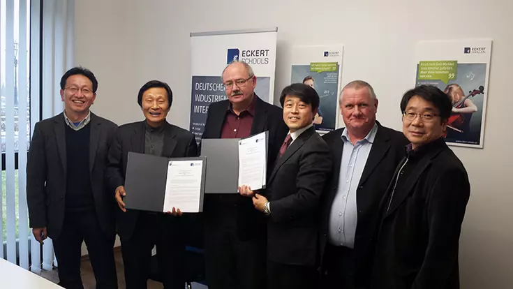 Unterzeichnen des MOU´s von Herrn Ph.D. Jeong Chang-Joo (2. v.l.) und Herrn Karl-Ludwig Radlinger (3. v.l.)