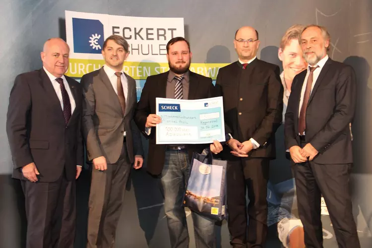 Michael Pröll (mitte) macht als Staatlich geprüfter Maschinenbautechniker die 100.000 voll: Es gratulieren (v.l.n.r.) Regenstaufs erster Bürgermeister Siegfried Böhringer, Fachbereichsleiter Maschinenbau der Technikerschule Regenstauf Carsten Seefelder, B Michael Pröll (mitte) macht als Staatlich geprüfter Maschinenbautechniker die 100.000 voll: Es gratulieren (v.l.n.r.) Regenstaufs erster Bürgermeister Siegfried Böhringer, Fachbereichsleiter Maschinenbau der Technikerschule Regenstauf Carsten Seefelder, Bayerns Heimatstaatssekretär Albert Füracker und der stellvertr. Vorstandsvorsitzende der Eckert Schulen Gottfried Steger.