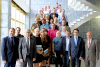 Zur Absolventenfeier im Juni 2018 strahlen die 26 Jahrgangsbesten des Berufsförderungswerks Eckert mit den Ehrengästen ganz besonders. Zur Absolventenfeier im Juni 2018 strahlen die 26 Jahrgangsbesten des Berufsförderungswerks Eckert mit den Ehrengästen ganz besonders.