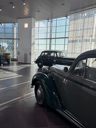 Im Rahmen ihrer Exkursion zur Audi AG erkundeten die Maschinenbautechniker der Eckert Schulen auch das Audi Museum in Ingolstadt. Zwischen historischen Automobilen erhielten die Teilnehmer Einblicke in die Entwicklung der Fahrzeugtechnik und die traditionsreiche Geschichte des Automobilbaus.