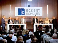 Wie lassen sich in dieser Welt, die sich immer schneller zu drehen scheint, Zeit, Kraft, Konzentration und Aufmerksamkeit finden für das, was wirklich zählt? Diese Frage steht im Mittelpunkt der Eckert-Talkrunde am 28. November. Das Foto stammt von der Ec Wie lassen sich in dieser Welt, die sich immer schneller zu drehen scheint, Zeit, Kraft, Konzentration und Aufmerksamkeit finden für das, was wirklich zählt? Diese Frage steht im Mittelpunkt der Eckert-Talkrunde am 28. November. Das Foto stammt von der Eckert-Talkrunde 2019 – 2020 und 2021 konnte die Veranstaltung coronabedingt nicht stattfinden. Foto: Eckert Schulen