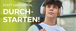 Junger Mann mit Rucksack und Kopfhörern – Text: „Statt abwarten, durchstarten!“