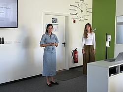 Zwei Mitarbeiterinnen des Social-Media-Teams der Eckert Schulen stehen während ihres Vortrags vor den Teilnehmenden.