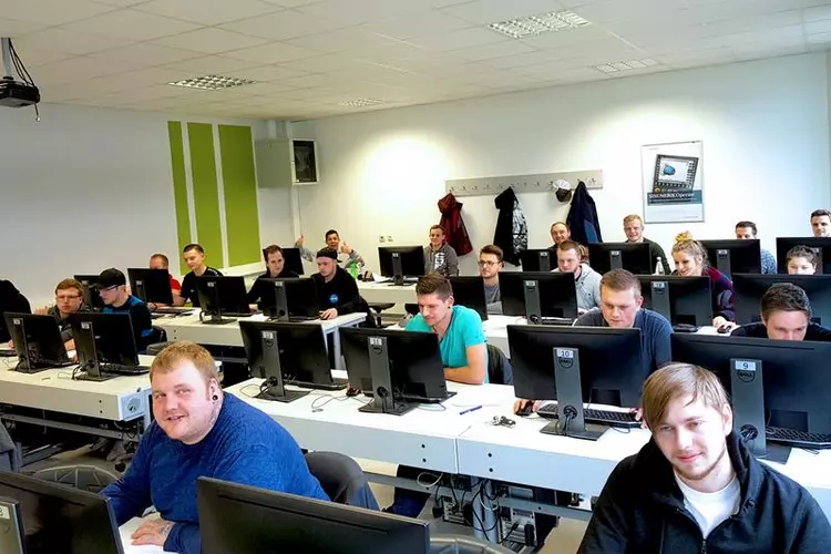 Volles Haus: MOS-Kurse sind auch bei den Teilnehmern der Eckert Schulen eine begehrte Zusatzqualifikation Volles Haus: MOS-Kurse sind auch bei den Teilnehmern der Eckert Schulen eine begehrte Zusatzqualifikation