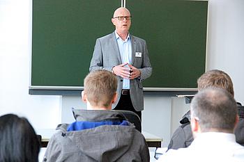 Nach dem ersten Kennenlernen ging es für die Erstsemester in die jeweiligen Fachbereiche. Hier erklärt Rudolf Wagner von den Eckert Schulen den angehenden Staatlich geprüften Bautechnikern den speziellen Ablauf ihrer Weiterbildung.