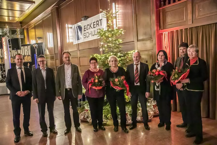 Der Vorstandsvorsitzender der Eckert Schulen Alexander Eckert Freiherr von Waldenfels (li.) mit den geehrten Jubilaren auf dem vorweihnachtlichen Empfang 2018 Der Vorstandsvorsitzender der Eckert Schulen Alexander Eckert Freiherr von Waldenfels (li.) mit den geehrten Jubilaren auf dem vorweihnachtlichen Empfang 2018