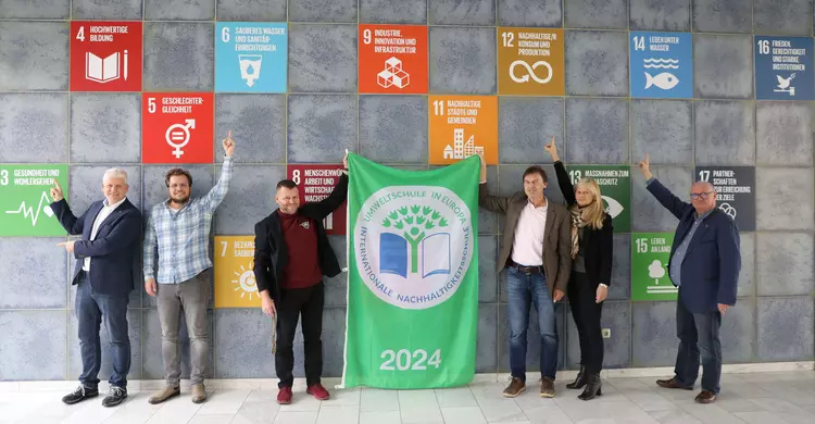Das Foto zeigt von links nach rechts Markus Johannes Zimmermann (Schulleitung Dr. Eckert Akademie), Daniel Meurer (Dozent), Johann Sperl (Abteilungsleitung IHK-Lehrgänge), Hubert Döllinger (Fachbereichsleitung Elektro), Petra Mayer (Leitung Geschäftsfeld Das Foto zeigt von links nach rechts Markus Johannes Zimmermann (Schulleitung Dr. Eckert Akademie), Daniel Meurer (Dozent), Johann Sperl (Abteilungsleitung IHK-Lehrgänge), Hubert Döllinger (Fachbereichsleitung Elektro), Petra Mayer (Leitung Geschäftsfeld Hotel und Gastronomie) und Gerald Saule (Head of Vocational Training International). Foto: Eckert Schulen