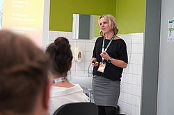 Dozentin schildert Erfahrungen mit VR-Brille.