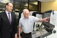 Bayerns Heimatstaatssekretär Albert Füracker informierte sich bei einem Campusrundgang an den Eckert Schulen in Regenstauf über die praktischen Inhalte der Techniker-Weiterbildungen. Das Bild zeigt ihn an einer hochmodernen CNC-Fräsmaschine. Bayerns Heimatstaatssekretär Albert Füracker informierte sich bei einem Campusrundgang an den Eckert Schulen in Regenstauf über die praktischen Inhalte der Techniker-Weiterbildungen. Das Bild zeigt ihn an einer hochmodernen CNC-Fräsmaschine.
