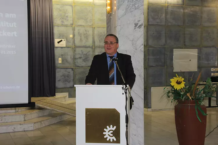 Thomas Skowronek bei der Begrüßung der Fernschüler am Campus in Regenstauf Thomas Skowronek bei der Begrüßung der Fernschüler am Campus in Regenstauf