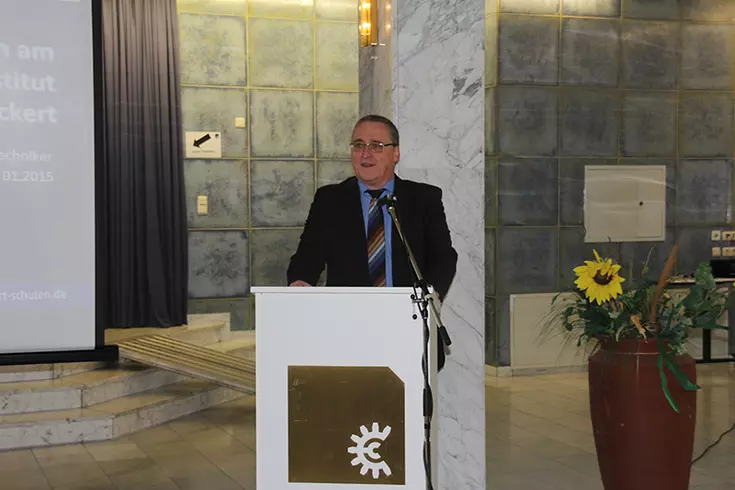Thomas Skowronek bei der Begrüßung der Fernschüler am Campus in Regenstauf Thomas Skowronek bei der Begrüßung der Fernschüler am Campus in Regenstauf