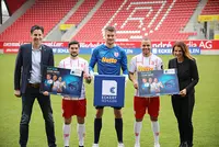 V.l.n.r.: Dr. Christian Keller (Geschäftsführer Profifußball SSV Jahn Regensburg) präsentierte die Kampagnen-Motive gemeinsam mit Oliver Hein (Abwehrspieler SSV Jahn Regensburg), Alexander Meyer (Torwart SSV Jahn Regensburg), Jann George (Mittelfeldspieler SSV Jahn Regensburg) und Andrea Radlbeck (Leitung Unternehmenskommunikation, Marketing, Aus- und Weiterbildungsberatung bei den Eckert Schulen).