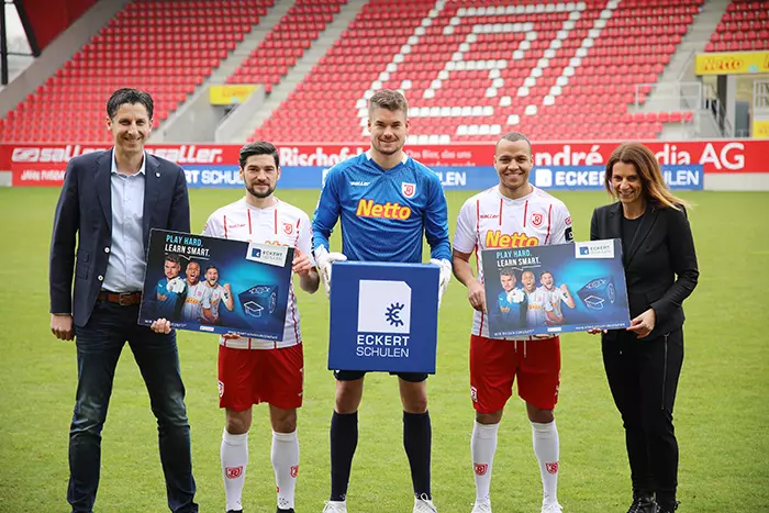 V.l.n.r.: Dr. Christian Keller (Geschäftsführer Profifußball SSV Jahn Regensburg) präsentierte die Kampagnen-Motive gemeinsam mit Oliver Hein (Abwehrspieler SSV Jahn Regensburg), Alexander Meyer (Torwart SSV Jahn Regensburg), Jann George (Mittelfeldspiele V.l.n.r.: Dr. Christian Keller (Geschäftsführer Profifußball SSV Jahn Regensburg) präsentierte die Kampagnen-Motive gemeinsam mit Oliver Hein (Abwehrspieler SSV Jahn Regensburg), Alexander Meyer (Torwart SSV Jahn Regensburg), Jann George (Mittelfeldspieler SSV Jahn Regensburg) und Andrea Radlbeck (Leitung Unternehmenskommunikation, Marketing, Aus- und Weiterbildungsberatung bei den Eckert Schulen).