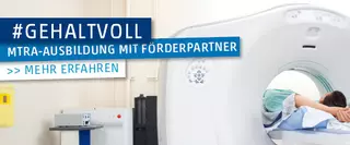 Frau liegt in CT-Röhre – Infotext: „#GEHALTVOLL – MTRA-Ausbildung mit Förderpartner“