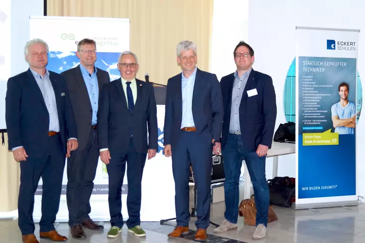 (V.l.n.r.) Frank Pawlak-Sturm (Vertriebsingenieur bei Viessmann GmbH), Ludwig Friedl (Geschäftsführer des Energieagentur Regensburg e.V.), Jürgen Huber (Regensburgs 3. Bürgermeister), Markus Johannes Zimmermann (Geschäftsführer der Dr. Eckert Akademie) und Manuel Fuchs (Außendienst-Mitarbeiter bei Viessmann GmbH)