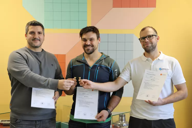 Die CNC-Technik ist weder aus der heutigen Produktion noch aus dem Bildungsangebot der Eckert Schulen wegzudenken. Im November 2022 schlossen drei Teilnehmer das CNC-Modul 1 erfolgreich ab. Die CNC-Technik ist weder aus der heutigen Produktion noch aus dem Bildungsangebot der Eckert Schulen wegzudenken. Im November 2022 schlossen drei Teilnehmer das CNC-Modul 1 erfolgreich ab.