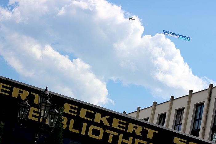 Der Flugbanner über der Bibliothek am Campus der Eckert Schulen in Regenstauf