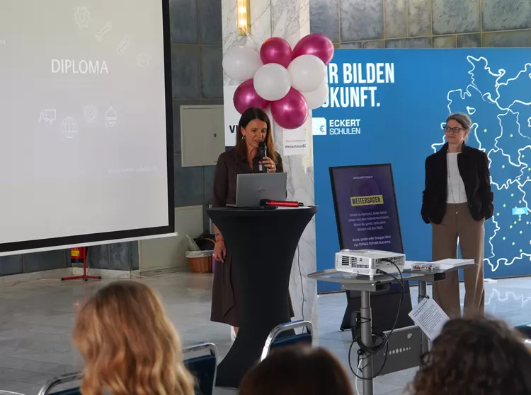 Unsere Idee war es, Frauen mit dieser Initiative eine Plattform zu geben, auf der sie sich begegnen, voneinander lernen und sich gegenseitig stärken können“, erklärt Andrea Radlbeck, Geschäftsbereichsleitung für Kommunikation & Marktentwicklung der Eckert Schulen und Organisatorin des Events (links im Bild). Foto: Eckert Schulen/Lara Aberle und Anna Schauer