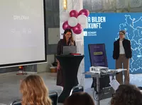 Unsere Idee war es, Frauen mit dieser Initiative eine Plattform zu geben, auf der sie sich begegnen, voneinander lernen und sich gegenseitig stärken können“, erklärt Andrea Radlbeck, Geschäftsbereichsleitung für Kommunikation & Marktentwicklung der Eckert Schulen und Organisatorin des Events (links im Bild). Foto: Eckert Schulen/Lara Aberle und Anna Schauer