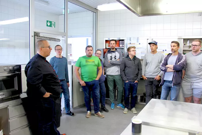 Matthias Hausen (Geschäftsführer der Eckert Catering GmbH) ließ die angehenden Staatlich geprüften Techniker hinter die Kulissen einer Großküche blicken Matthias Hausen (Geschäftsführer der Eckert Catering GmbH) ließ die angehenden Staatlich geprüften Techniker hinter die Kulissen einer Großküche blicken