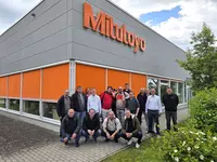 Gruppenfoto vor dem Firmengebäude von Mitutoyo.