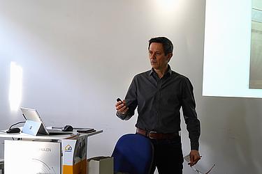 Herr Stangl von der Firma Dennert während es Fachvortrags, gestikulierend.