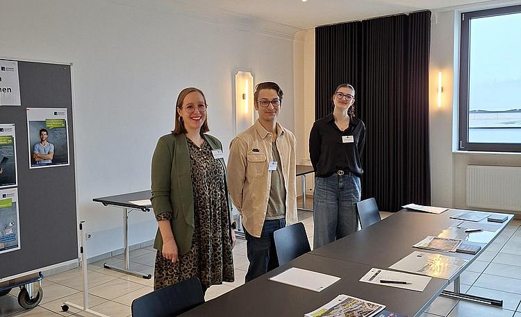 Beratungsteam der Eckert Schulen im direkten Austausch mit Interessierten: Am Informationsstand werden individuelle Bildungswege und berufliche Entwicklungsmöglichkeiten vorgestellt.