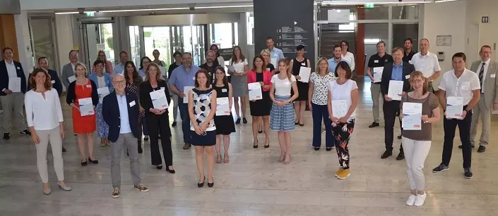 Insgesamt 36 Unternehmen wurden von Landrätin Tanja Schweiger (2. von links) ausgezeichnet. (Foto: Birgitt Retzer) Insgesamt 36 Unternehmen wurden von Landrätin Tanja Schweiger (2. von links) ausgezeichnet. (Foto: Birgitt Retzer)