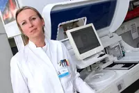 Janka Ruppert an ihrem heutigen Arbeitsplatz im Zetrallabor des Universitätsklinikums Regensburg. Die Ausbildung zur Medizinisch-technisches Laboratoriumsassistenin bei den Eckert Schulen hat sie "total geflasht." Janka Ruppert an ihrem heutigen Arbeitsplatz im Zetrallabor des Universitätsklinikums Regensburg. Die Ausbildung zur Medizinisch-technisches Laboratoriumsassistenin bei den Eckert Schulen hat sie "total geflasht."