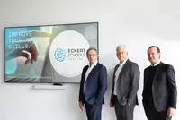 Mit der Gründung eines neuen, eigenen Geschäftsbereichs wollen die Eckert Schulen neue Möglichkeiten für das berufsbegleitende, lebenslange Lernen in Deutschland schaffen. (Foto: Eckert Schulen; v.l.n.r. Stephan Koller, Vorstand Eckert Schulen Bereich Aus- und Weiterbildung / Markus Johannes Zimmermann, Schulleiter der Dr. Eckert Akademie und Geschäftsführer der Eckert Schools Digital GmbH / Alexander Eckert von Waldenfels, Vorstandvorsitzender der Eckert Schulen)