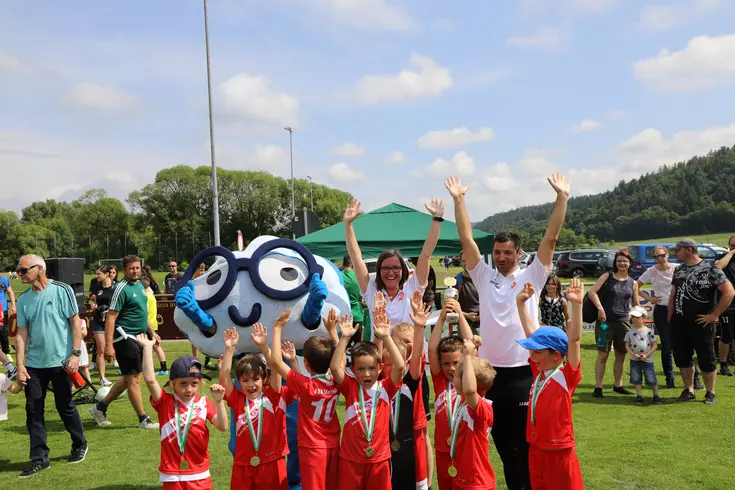 Das Maskottchen „EDDI“ der Eckert Schulen verbreitete gute Laune beim ersten Eckert-Schulen-Cup in Ramspau. (Foto: Eckert Schulen)