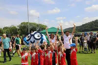 Das Maskottchen „EDDI“ der Eckert Schulen verbreitete gute Laune beim ersten Eckert-Schulen-Cup in Ramspau. (Foto: Eckert Schulen) Das Maskottchen „EDDI“ der Eckert Schulen verbreitete gute Laune beim ersten Eckert-Schulen-Cup in Ramspau. (Foto: Eckert Schulen)