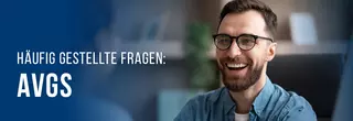 Im Bild ist ein junger Mann zu sehen. Er trägt eine Brille und lächelt einer Person entgegen, welche nur als Umriss erkennbar ist. Links im Bild steht folgender Text: ‚Häufig gestellte Fragen: AVGS‘.“