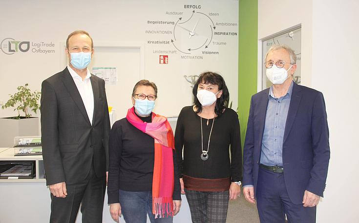 Friedrich Geiger (Leiter Fachdienste Berufsförderungswerk Eckert), Steffi Sauer, Gabriele Bart (Ausbildungsleiterin, Berufsförderungswerk Eckert) und Friedrich Reiner (Geschäftsführer Berufsförderungswerk Eckert) bei der Verabschiedung. Friedrich Geiger (Leiter Fachdienste Berufsförderungswerk Eckert), Steffi Sauer, Gabriele Bart (Ausbildungsleiterin, Berufsförderungswerk Eckert) und Friedrich Reiner (Geschäftsführer Berufsförderungswerk Eckert) bei der Verabschiedung.